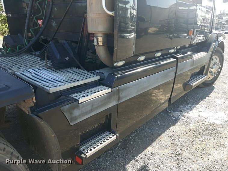 image for item KD9229 2005 Volvo VVN  semi truck