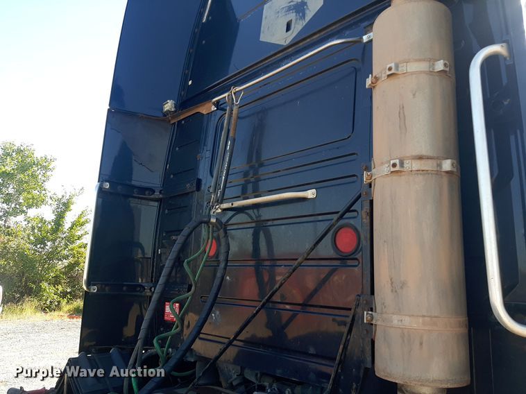 image for item KD9229 2005 Volvo VVN  semi truck
