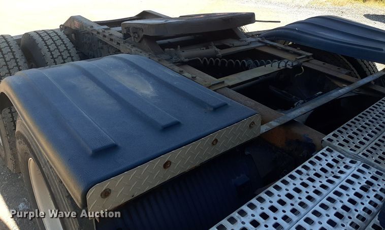 image for item KD9229 2005 Volvo VVN  semi truck