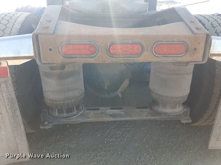 image for item KD9229 2005 Volvo VVN  semi truck