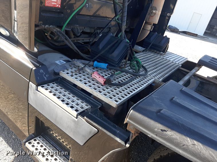 image for item KD9229 2005 Volvo VVN  semi truck