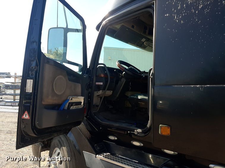 image for item KD9229 2005 Volvo VVN  semi truck