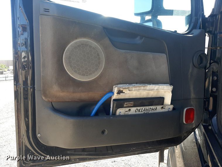 image for item KD9229 2005 Volvo VVN  semi truck