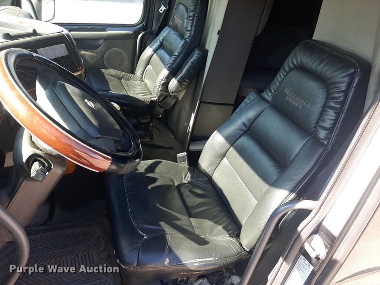 image for item KD9229 2005 Volvo VVN  semi truck