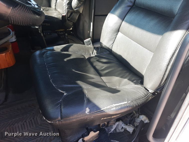 image for item KD9229 2005 Volvo VVN  semi truck