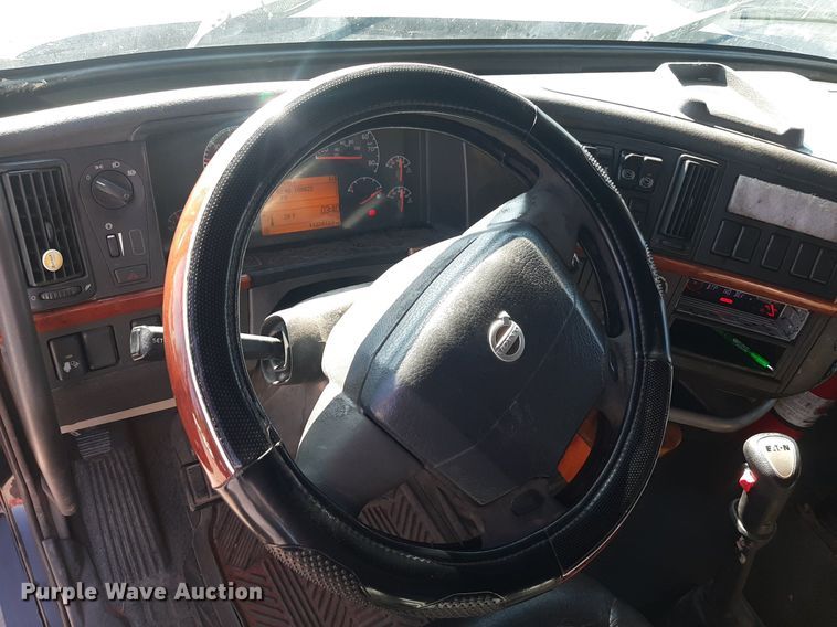 image for item KD9229 2005 Volvo VVN  semi truck