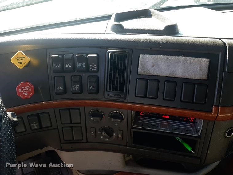 image for item KD9229 2005 Volvo VVN  semi truck