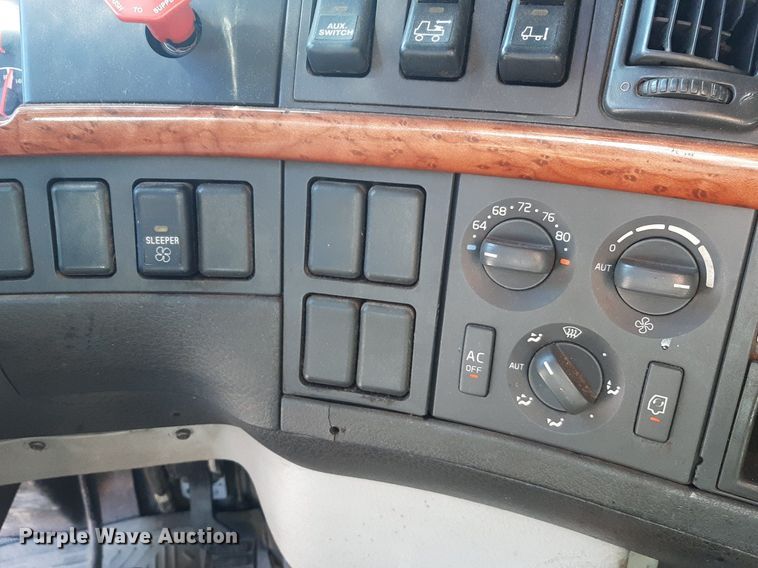 image for item KD9229 2005 Volvo VVN  semi truck