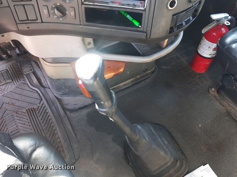 image for item KD9229 2005 Volvo VVN  semi truck