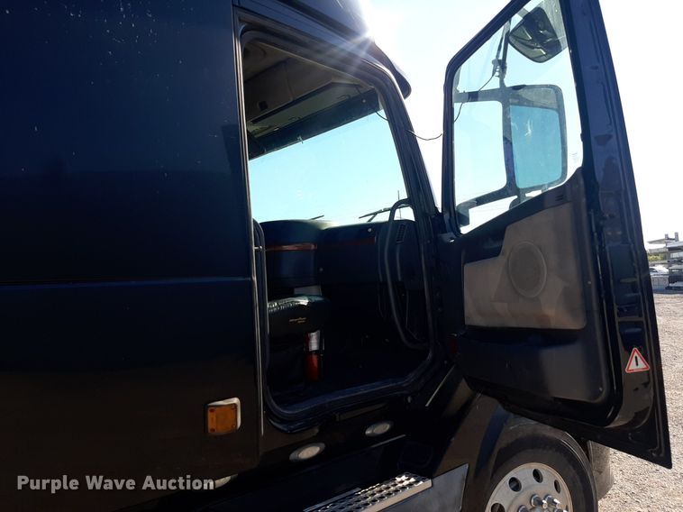 image for item KD9229 2005 Volvo VVN  semi truck