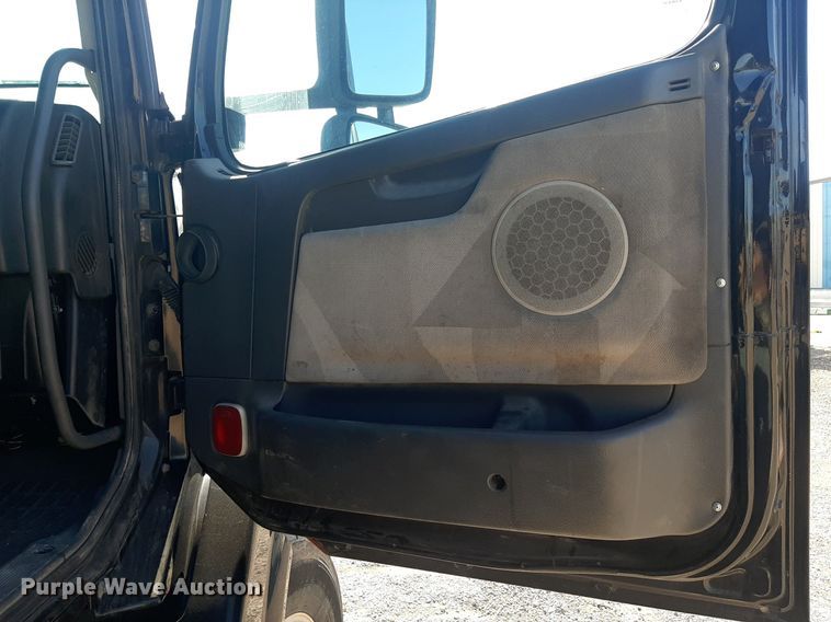 image for item KD9229 2005 Volvo VVN  semi truck