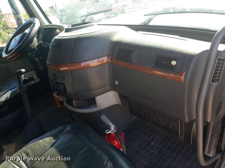 image for item KD9229 2005 Volvo VVN  semi truck