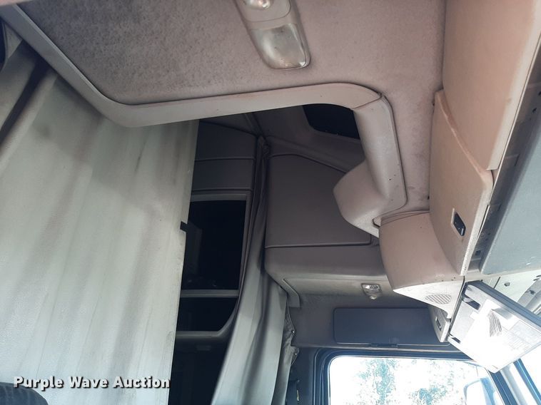 image for item KD9229 2005 Volvo VVN  semi truck