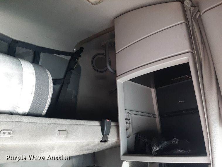 image for item KD9229 2005 Volvo VVN  semi truck