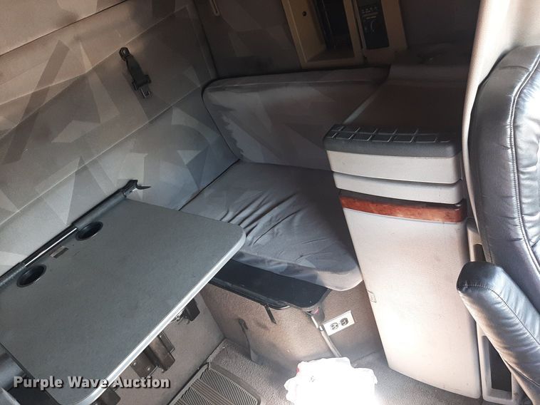 image for item KD9229 2005 Volvo VVN  semi truck