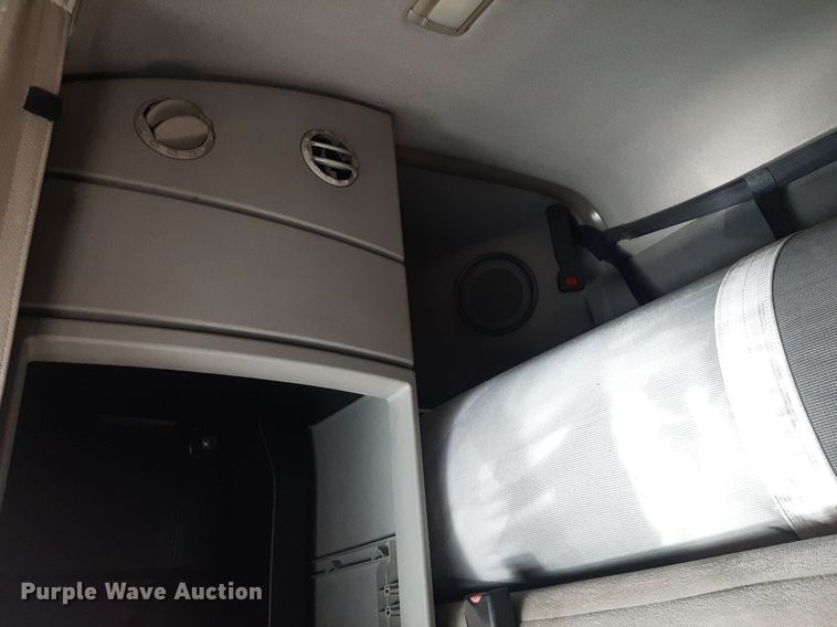 image for item KD9229 2005 Volvo VVN  semi truck