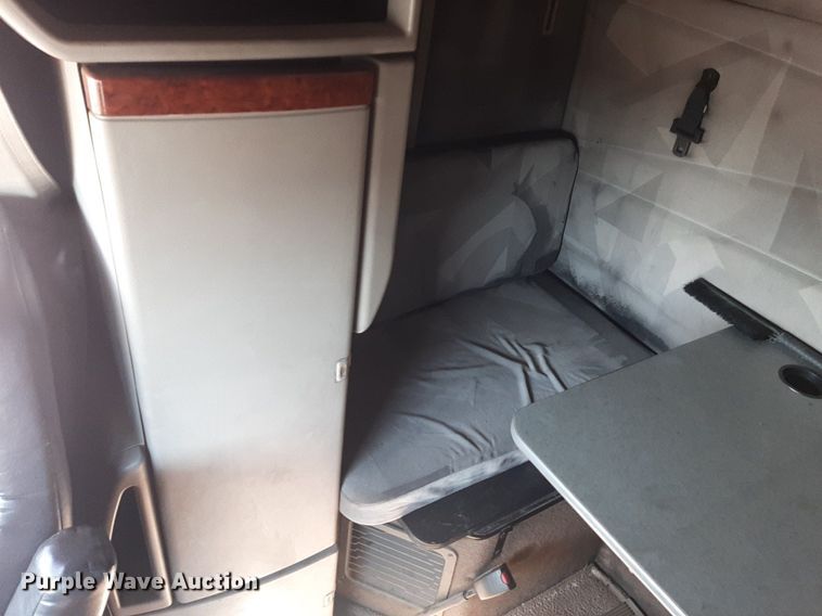 image for item KD9229 2005 Volvo VVN  semi truck