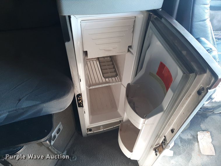 image for item KD9229 2005 Volvo VVN  semi truck