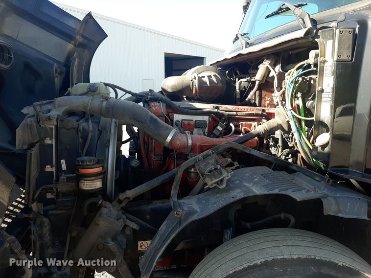 image for item KD9229 2005 Volvo VVN  semi truck