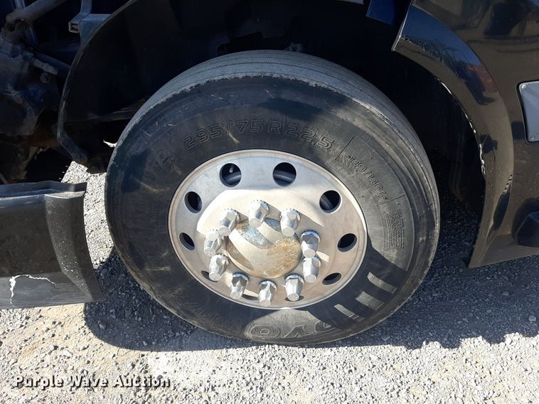 image for item KD9229 2005 Volvo VVN  semi truck