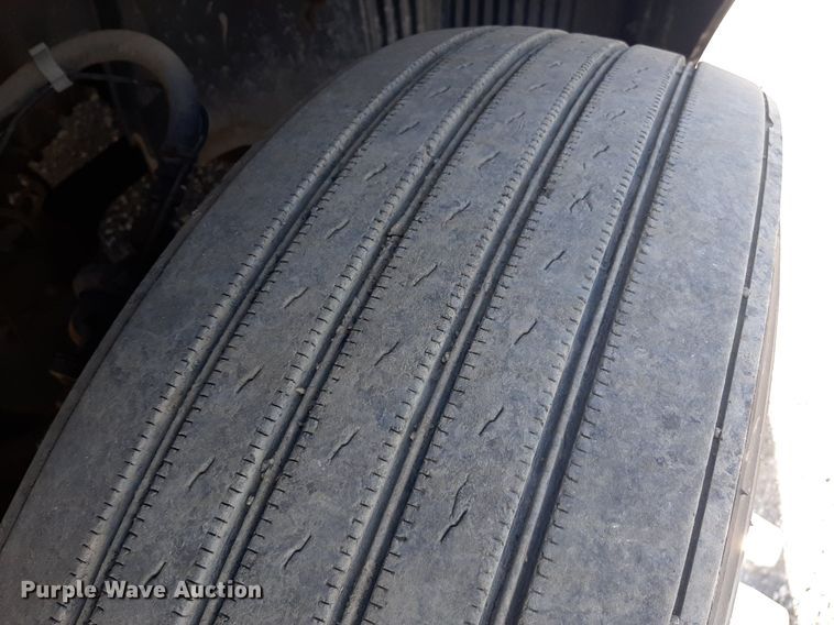 image for item KD9229 2005 Volvo VVN  semi truck