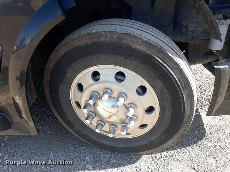 image for item KD9229 2005 Volvo VVN  semi truck