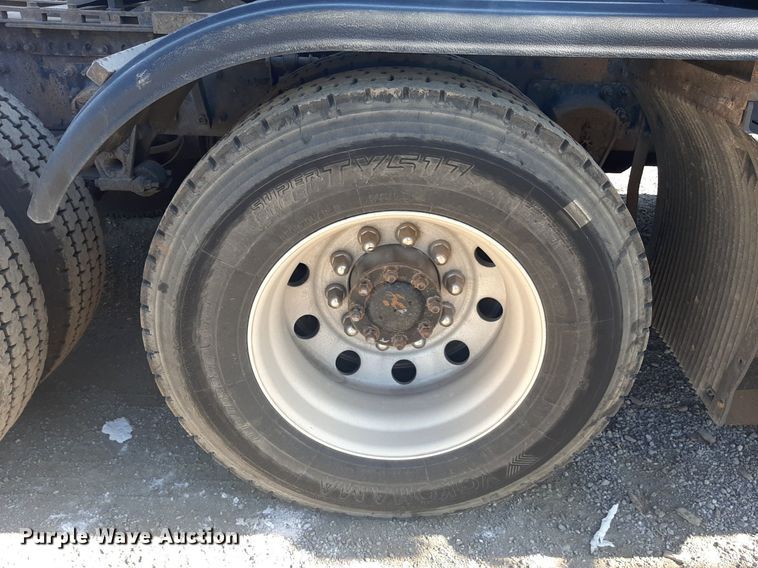 image for item KD9229 2005 Volvo VVN  semi truck