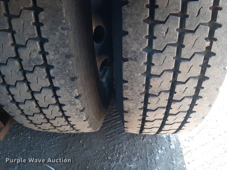 image for item KD9229 2005 Volvo VVN  semi truck