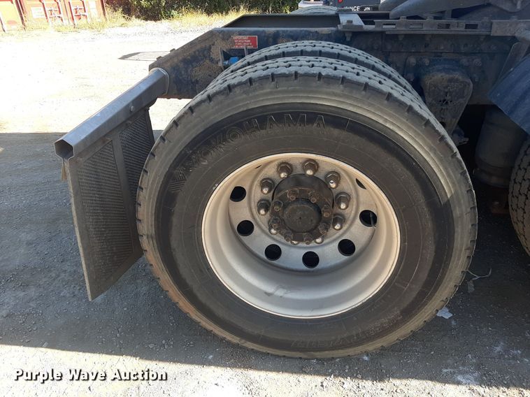 image for item KD9229 2005 Volvo VVN  semi truck