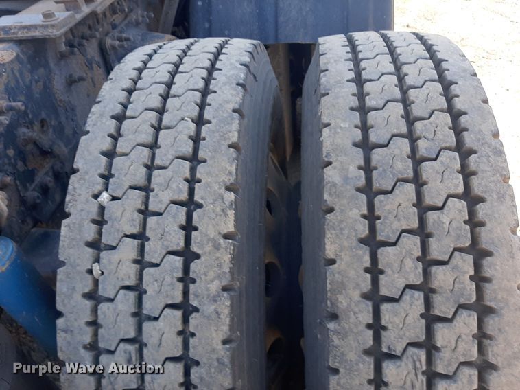 image for item KD9229 2005 Volvo VVN  semi truck