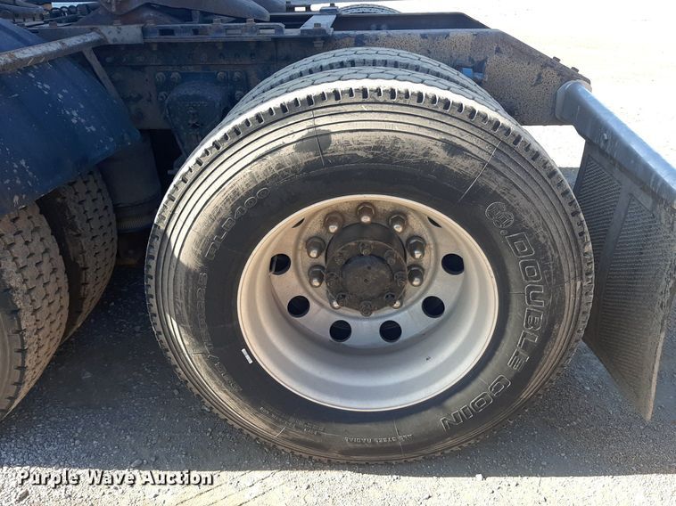 image for item KD9229 2005 Volvo VVN  semi truck