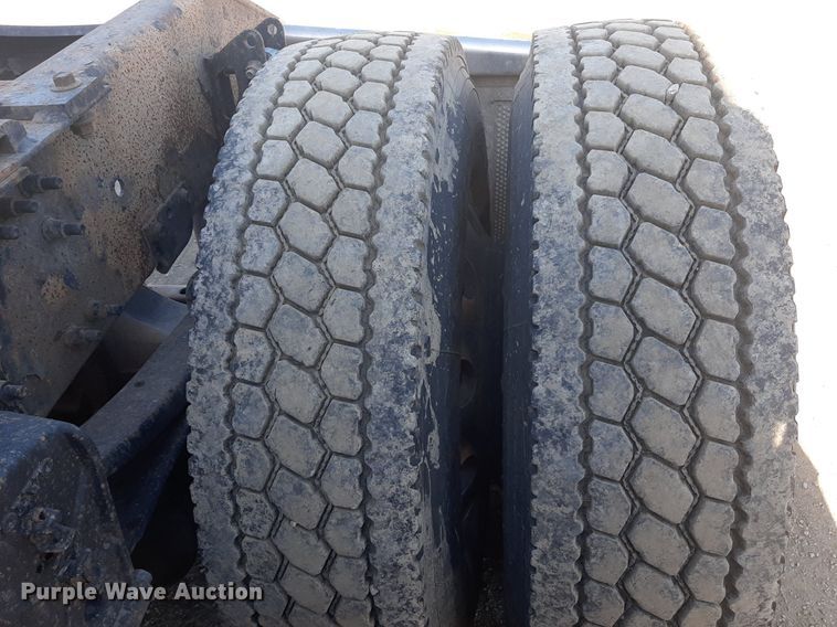 image for item KD9229 2005 Volvo VVN  semi truck