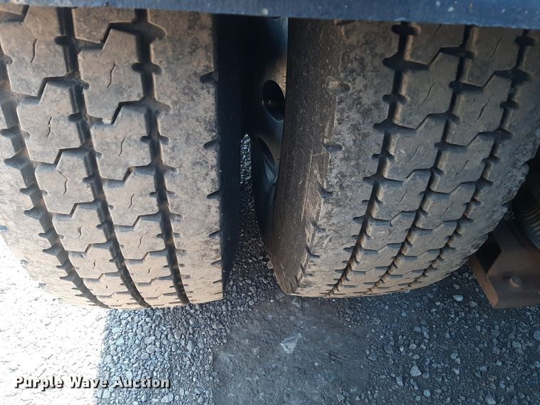 image for item KD9229 2005 Volvo VVN  semi truck