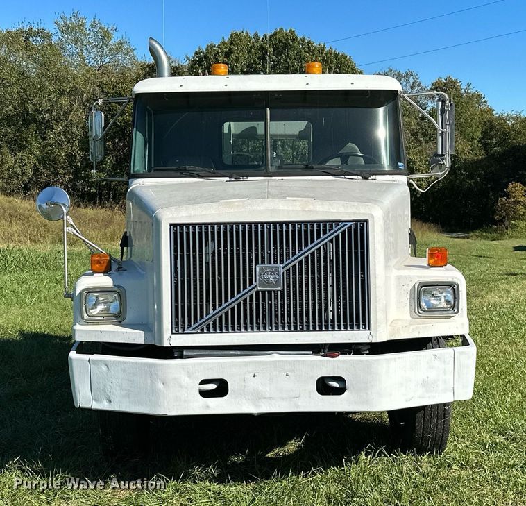 image for item KT9300 1999 Volvo WG Series  semi truck