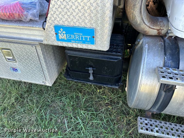 image for item KT9300 1999 Volvo WG Series  semi truck