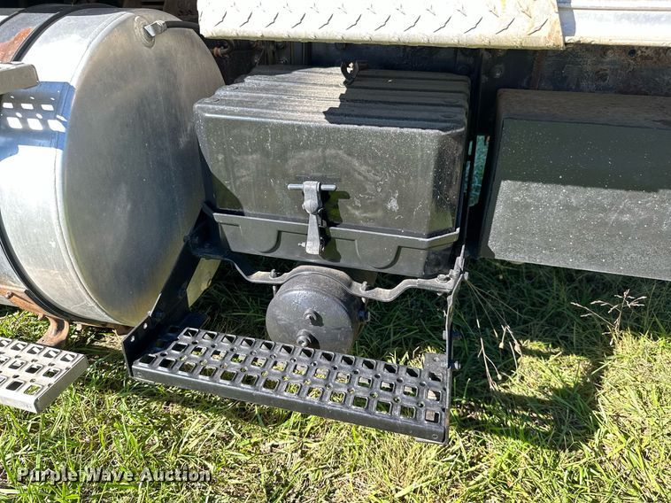 image for item KT9300 1999 Volvo WG Series  semi truck