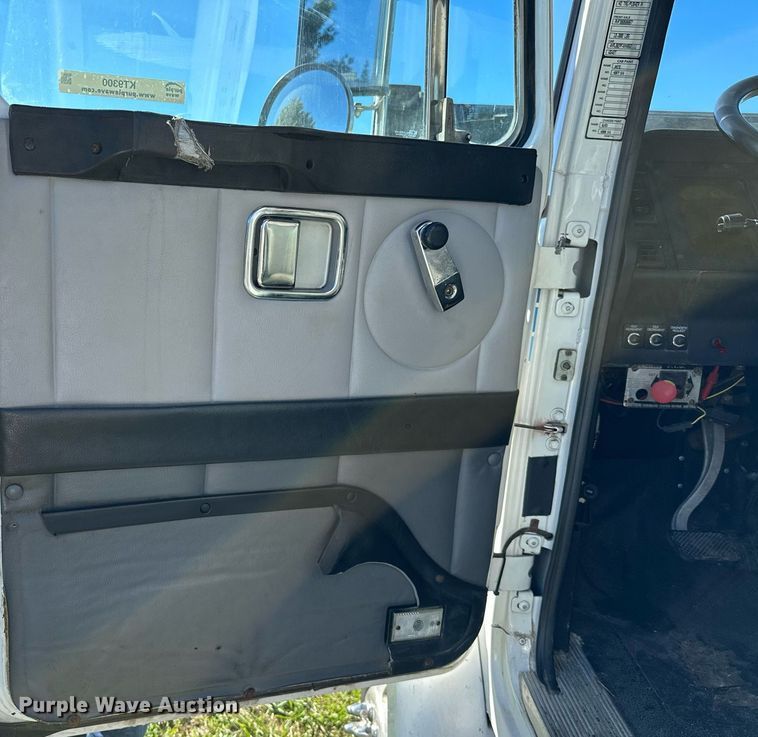 image for item KT9300 1999 Volvo WG Series  semi truck