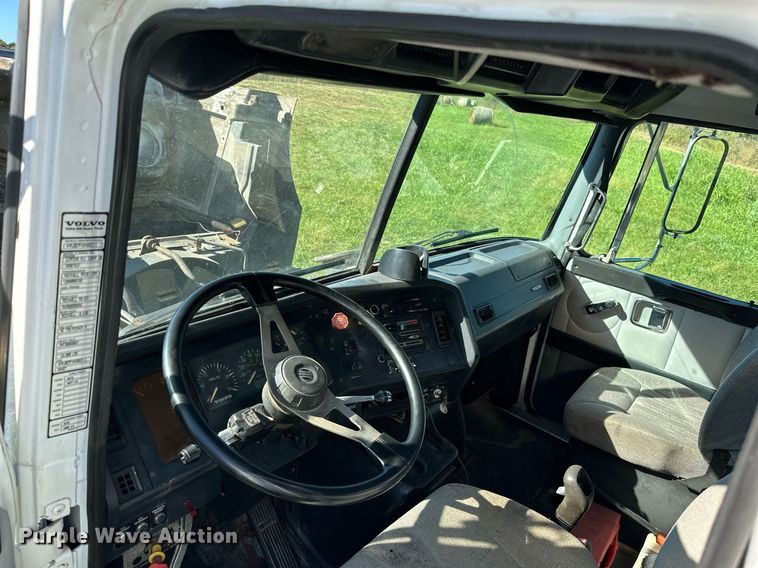 image for item KT9300 1999 Volvo WG Series  semi truck