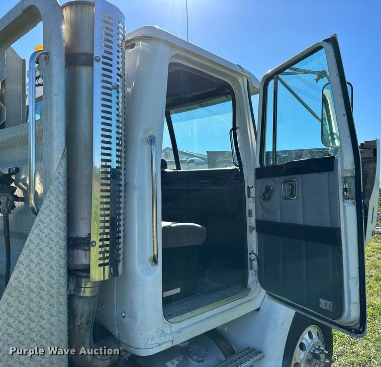 image for item KT9300 1999 Volvo WG Series  semi truck