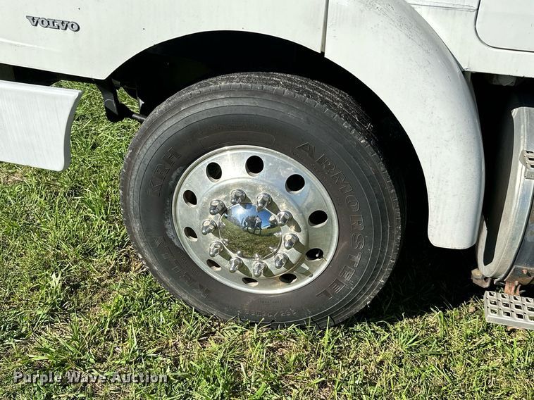 image for item KT9300 1999 Volvo WG Series  semi truck