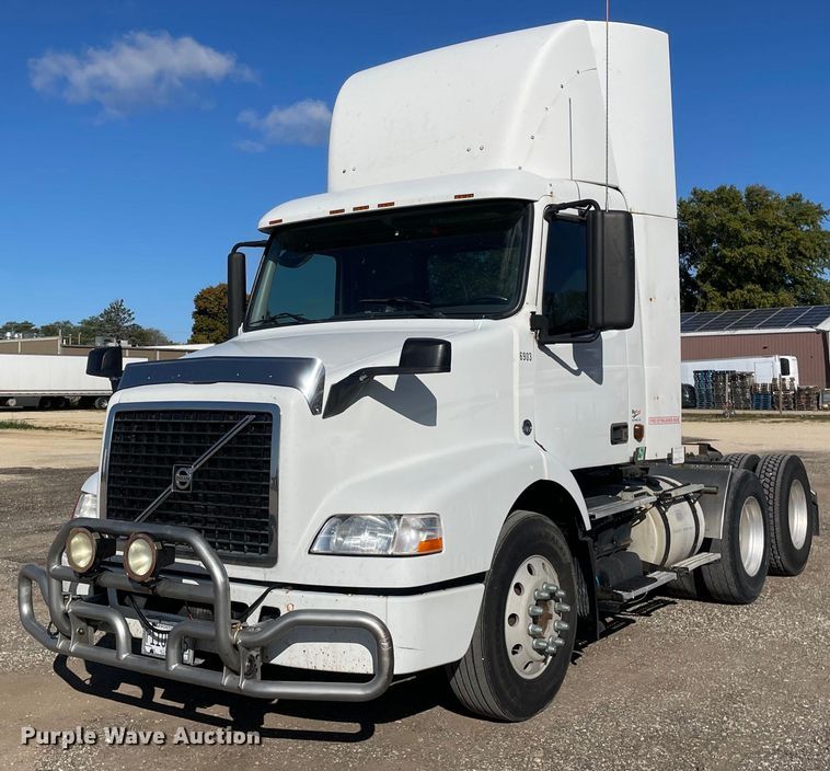 image for item LV9946 2007 Volvo  VN semi truck