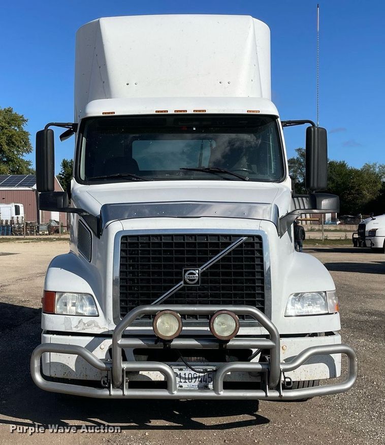 image for item LV9946 2007 Volvo  VN semi truck