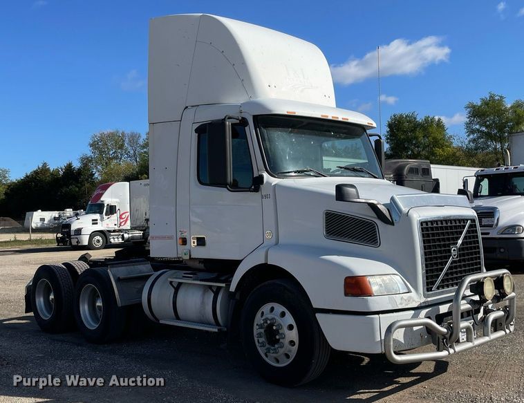 image for item LV9946 2007 Volvo  VN semi truck