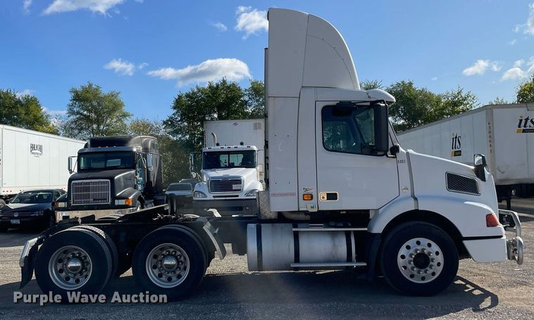 image for item LV9946 2007 Volvo  VN semi truck