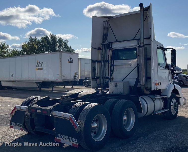 image for item LV9946 2007 Volvo  VN semi truck