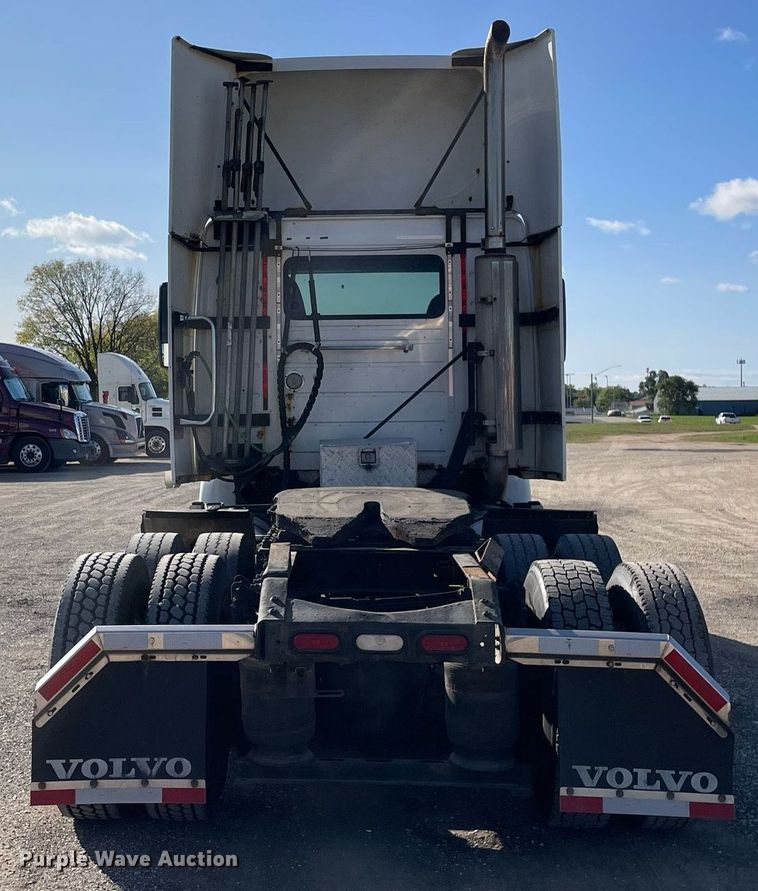 image for item LV9946 2007 Volvo  VN semi truck