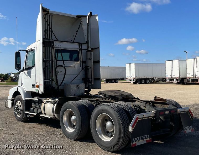 image for item LV9946 2007 Volvo  VN semi truck