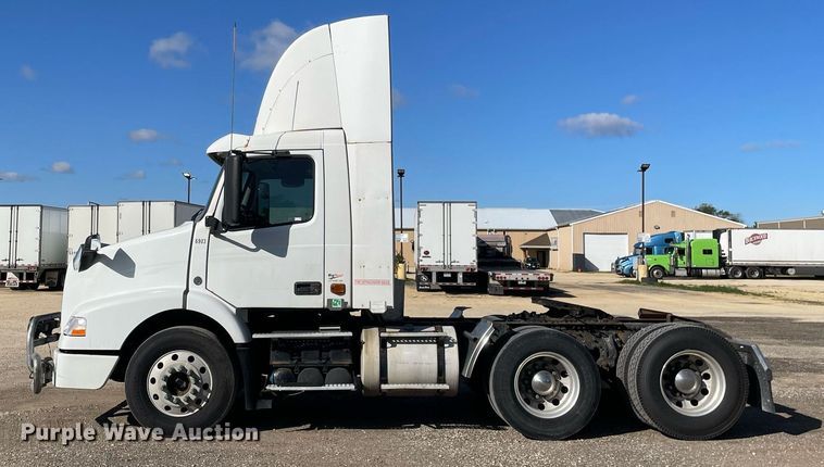 image for item LV9946 2007 Volvo  VN semi truck