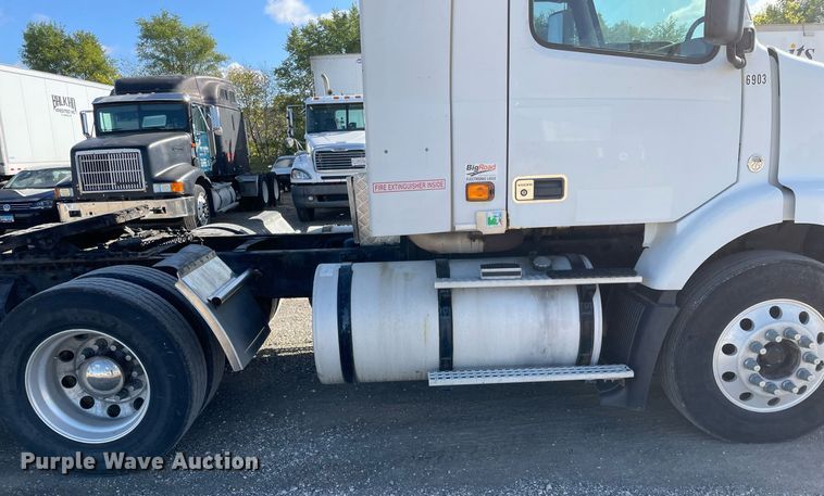 image for item LV9946 2007 Volvo  VN semi truck