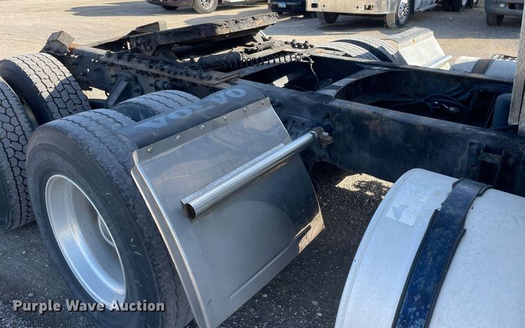 image for item LV9946 2007 Volvo  VN semi truck